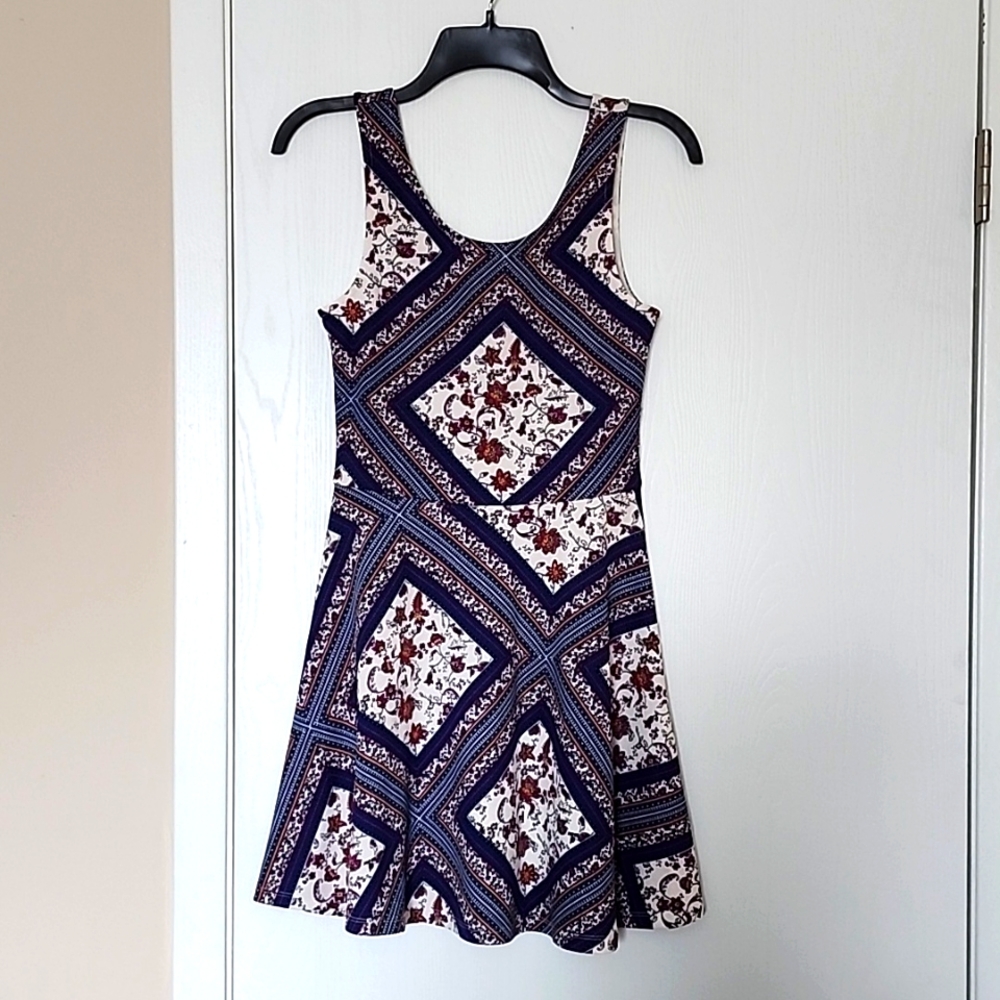 Womens size 6 dress. This is adorable on!